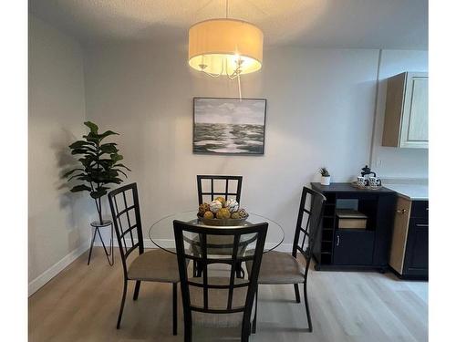 305-130 Sunningdale Rd East, Qualicum Beach, BC - Indoor Photo Showing Dining Room