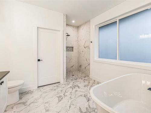 5207 Island Hwy, Courtenay, BC - Indoor Photo Showing Bathroom