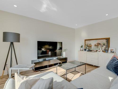 Living room - 653 Rue Du Chardonnay, Sainte-Marthe-Sur-Le-Lac, QC - Indoor Photo Showing Living Room
