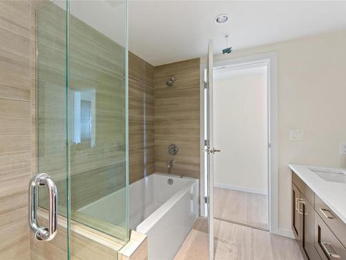 406-485 Groves Avenue, Kelowna, BC - Indoor Photo Showing Bathroom
