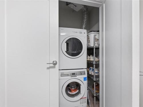 406-485 Groves Avenue, Kelowna, BC - Indoor Photo Showing Laundry Room