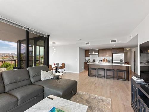 406-485 Groves Avenue, Kelowna, BC - Indoor Photo Showing Living Room