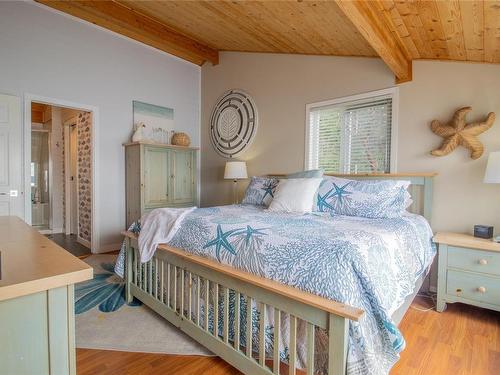 38227 Schooner Way, Pender Island, BC - Indoor Photo Showing Bedroom
