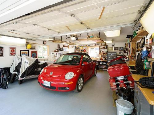 38227 Schooner Way, Pender Island, BC - Indoor Photo Showing Garage