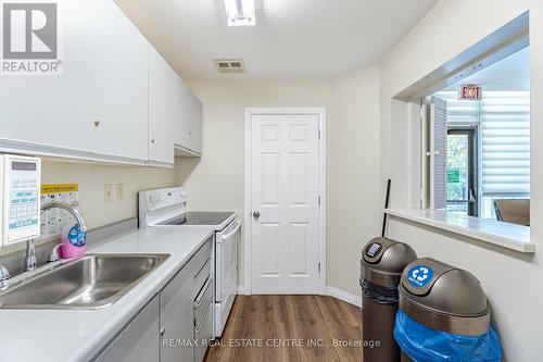 #405 -26 Hanover Rd, Brampton, ON - Indoor Photo Showing Kitchen