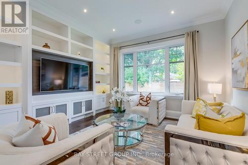 266 Weighton Drive, Oakville, ON - Indoor Photo Showing Living Room