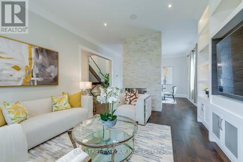 266 Weighton Drive, Oakville, ON - Indoor Photo Showing Living Room