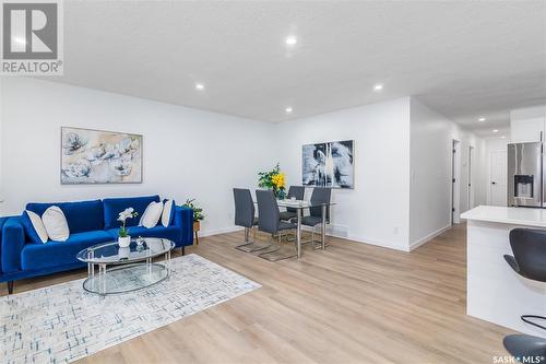 320 H Avenue S, Saskatoon, SK - Indoor Photo Showing Living Room