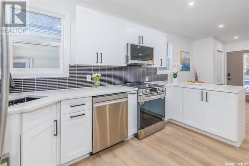 320 H Avenue S, Saskatoon, SK - Indoor Photo Showing Kitchen With Upgraded Kitchen
