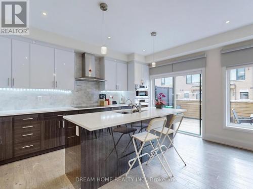32 Kenneth Wood Cres, Toronto, ON - Indoor Photo Showing Kitchen With Upgraded Kitchen