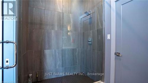 8037 Walkers Drive, Strathroy-Caradoc, ON - Indoor Photo Showing Bathroom