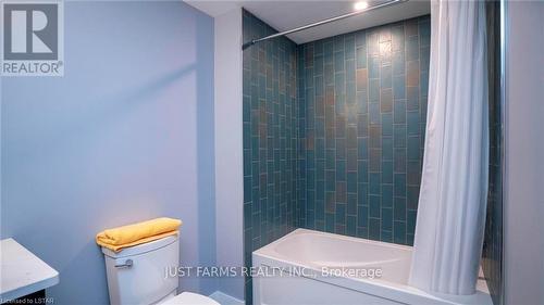 8037 Walkers Drive, Strathroy-Caradoc, ON - Indoor Photo Showing Bathroom