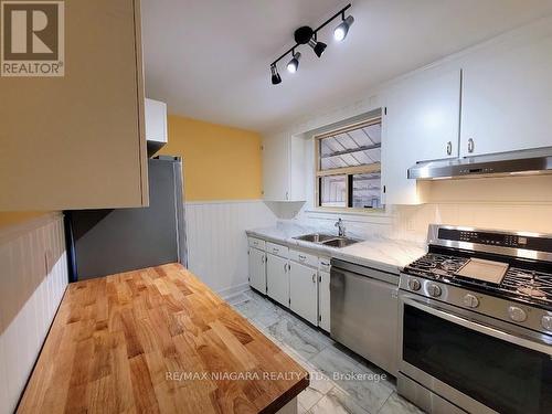 6476 Maranda St, Niagara Falls, ON - Indoor Photo Showing Kitchen With Double Sink