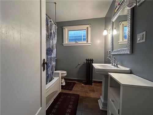 77 Ottawa Street S, Hamilton, ON - Indoor Photo Showing Bathroom