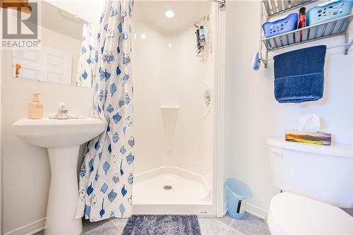 499 Sheppard Avenue, Pembroke, ON - Indoor Photo Showing Bathroom