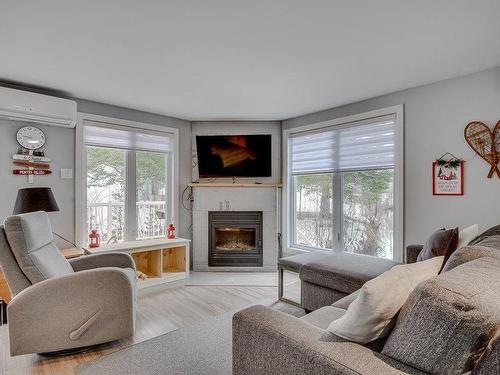 Salon - 709 Ch. Des Habitations-Des-Monts, Saint-Sauveur, QC - Indoor Photo Showing Living Room With Fireplace