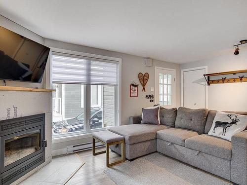 Salon - 709 Ch. Des Habitations-Des-Monts, Saint-Sauveur, QC - Indoor Photo Showing Living Room With Fireplace