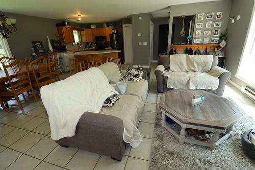 2056 Massie Road, Christina Lake, BC - Indoor Photo Showing Living Room