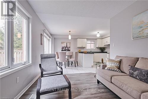 5498 Red Brush Drive, Mississauga, ON - Indoor Photo Showing Living Room