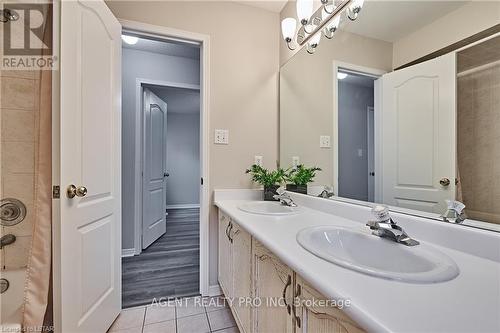 5498 Red Brush Drive, Mississauga, ON - Indoor Photo Showing Bathroom
