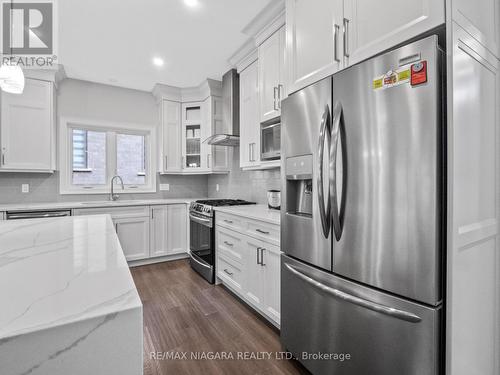 254 Lancaster Drive, Port Colborne, ON - Indoor Photo Showing Kitchen With Upgraded Kitchen