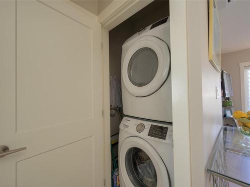 939 Lobo Vale, Langford, BC - Indoor Photo Showing Laundry Room