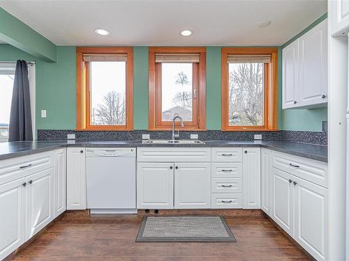 841 2Nd Ave, Ladysmith, BC - Indoor Photo Showing Kitchen