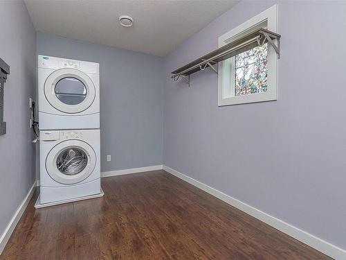 841 2Nd Ave, Ladysmith, BC - Indoor Photo Showing Laundry Room