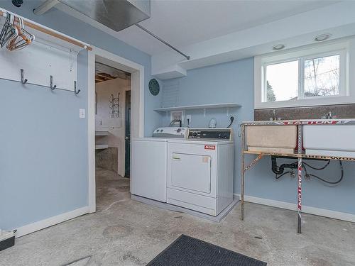 841 2Nd Ave, Ladysmith, BC - Indoor Photo Showing Laundry Room