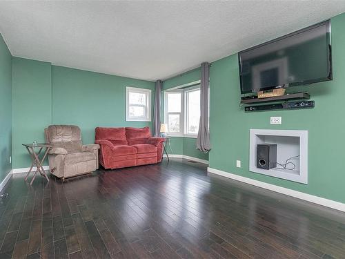 841 2Nd Ave, Ladysmith, BC - Indoor Photo Showing Living Room