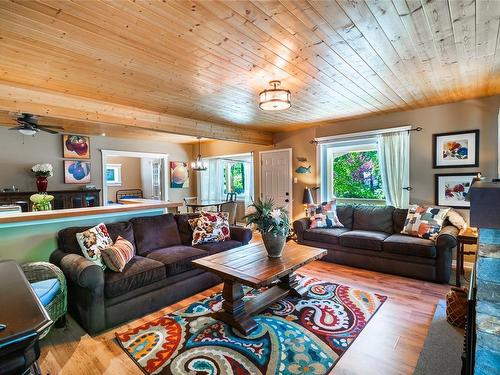 1667 Stroulger Rd, Nanoose Bay, BC - Indoor Photo Showing Living Room