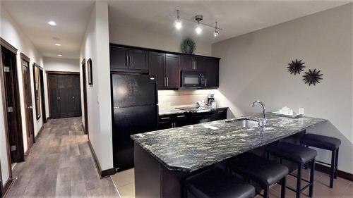 726 C - 700 Bighorn Boulevard, Radium Hot Springs, BC - Indoor Photo Showing Kitchen
