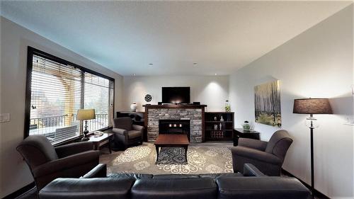 726 C - 700 Bighorn Boulevard, Radium Hot Springs, BC - Indoor Photo Showing Living Room With Fireplace