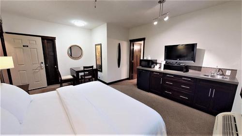 726 D - 700 Bighorn Boulevard, Radium Hot Springs, BC - Indoor Photo Showing Bedroom