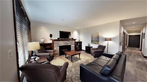 726 D - 700 Bighorn Boulevard, Radium Hot Springs, BC - Indoor Photo Showing Living Room With Fireplace