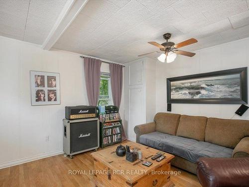 19043 Centre St, East Gwillimbury, ON - Indoor Photo Showing Living Room