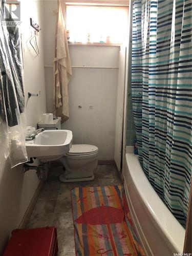 1605 14Th Street W, Prince Albert, SK - Indoor Photo Showing Bathroom