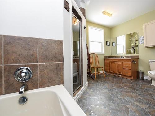 2764 Penrith Ave, Cumberland, BC - Indoor Photo Showing Bathroom