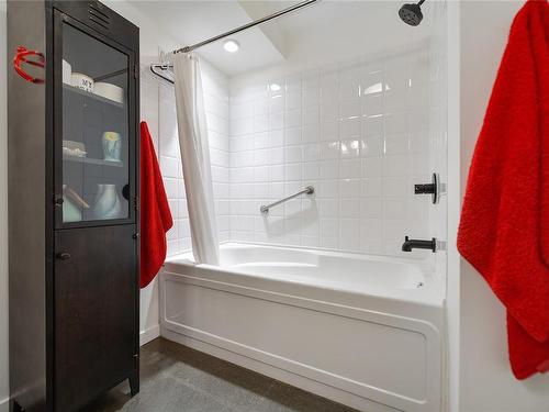 408-455 Sitkum Rd, Victoria, BC - Indoor Photo Showing Bathroom