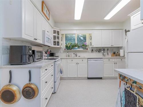 1120 Bazett Rd, Duncan, BC - Indoor Photo Showing Kitchen