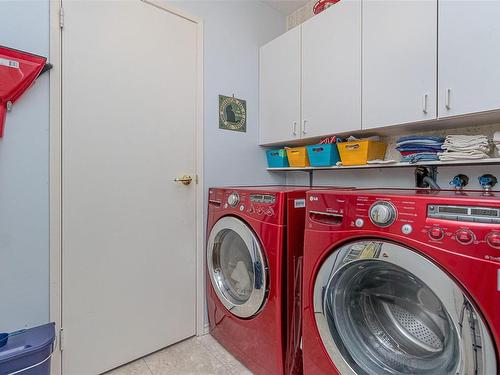 1120 Bazett Rd, Duncan, BC - Indoor Photo Showing Laundry Room