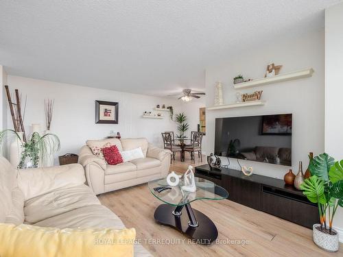 103-44 Falby Crt, Ajax, ON - Indoor Photo Showing Living Room