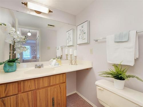 201-1170 Rockland Ave, Victoria, BC - Indoor Photo Showing Bathroom