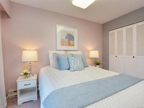 201-1170 Rockland Ave, Victoria, BC - Indoor Photo Showing Bedroom