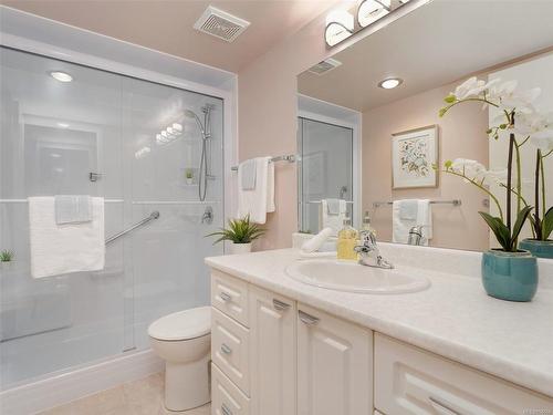 201-1170 Rockland Ave, Victoria, BC - Indoor Photo Showing Bathroom