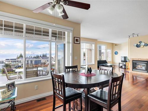 5559 Cliffside Rd, Nanaimo, BC - Indoor Photo Showing Dining Room With Fireplace