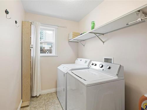 5559 Cliffside Rd, Nanaimo, BC - Indoor Photo Showing Laundry Room