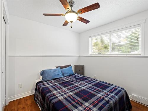 5559 Cliffside Rd, Nanaimo, BC - Indoor Photo Showing Bedroom