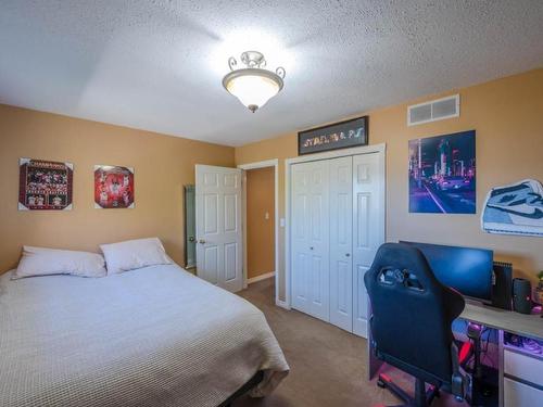 7012 Happy Valley Road, Summerland, BC - Indoor Photo Showing Bedroom