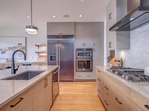 3522 Mckinley Beach Drive, Kelowna, BC - Indoor Photo Showing Kitchen With Upgraded Kitchen